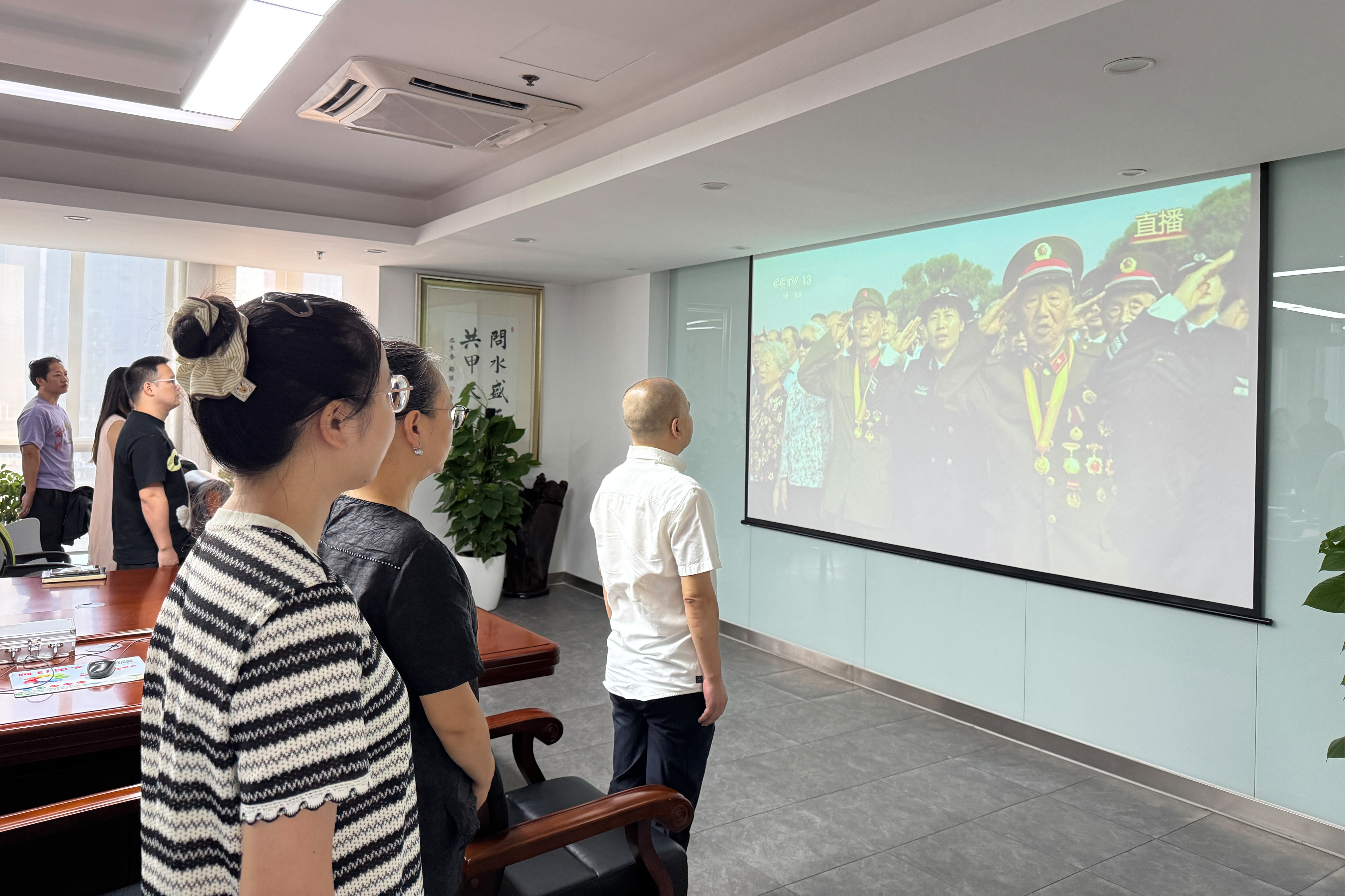  问源环保组织观看阅兵盛典：于历史回响中汲取奋进力量
